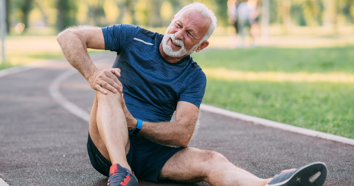 Older active man experiencing knee pain outdoors, representing knee arthritis and non-surgical knee pain treatment options and stem cell therapy in Las Vegas